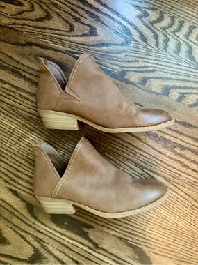 Universal Thread brown ankle boots, size 9
